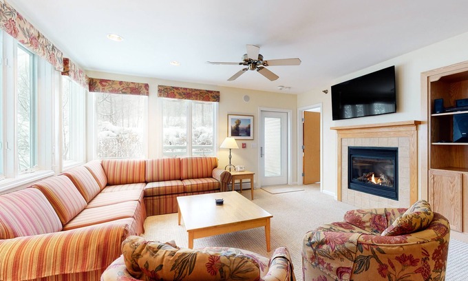 Jeffersonville Condo | Dreamy Ski-In/Ski-Out Condo at Smugglers’ Notch w/Shared Pool
