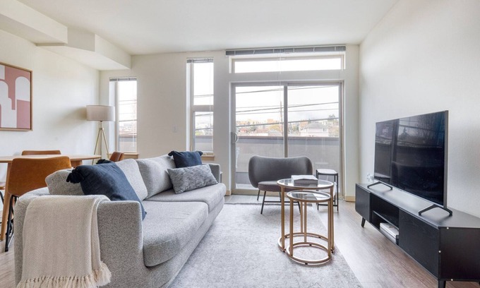 Wallingford Apartment | Dreamy Wallingford 1BR w/W/D & Rooftop, nr 99 & I-5, by Blueground