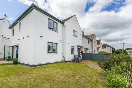 Colinton House | Dreghorn House 5 bedrooms,9 beds,3 toilets 2 showers,1 bath,2 reception Free Parking 233 mbp Wifi
