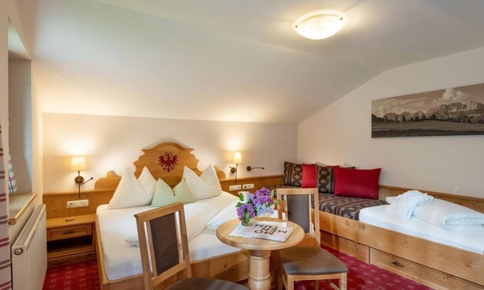 Soell House | Dreibettzimmer mit Dusche und WC - Gasthof Oberstegen