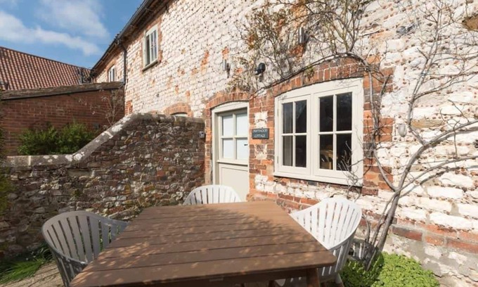 Holme Cottage | Driftwood Cottage Holme next the sea pets go free