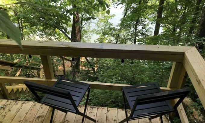 Bronston House | Driftwood Cottage Lake Cumberland Retreat with hot tub & water access!