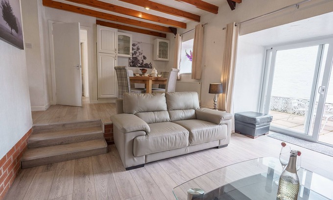 Thornhill Cottage | Drumlanrig Cottage - Sleeps 4 in 2 bedrooms with own hot tub