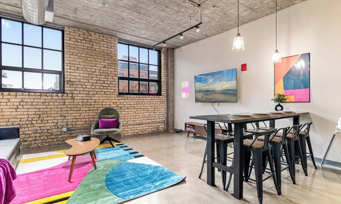 Warehouse District Apartment | DT 2KBD 2BA Steps from Target Field+ Gym + Kitchen + Laundry