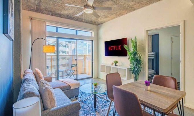 Evans Churchill Apartment | DT Apt Near Airport with Pool+Gym+Free Parking+W/D