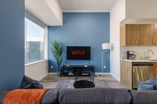 Downtown Edmonton Apartment | DT Edmonton King Suite with Parking & 100 Walk Score