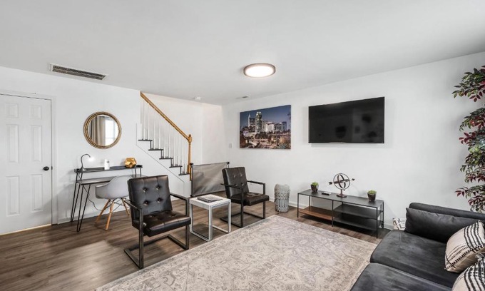 Downtown Apartment | DTPrivacy*KidsFriendly*PetFriendly*300M*Walkable