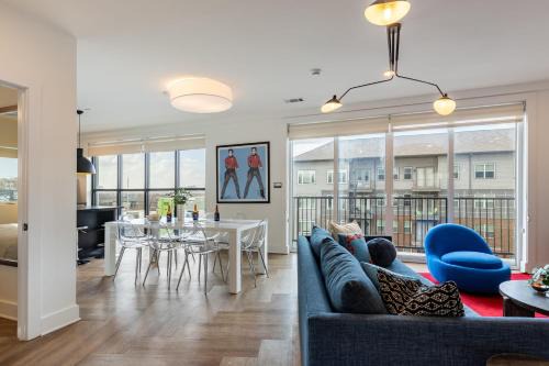 Historic Edgefield House | Dual Bachelor Pads w Rooftop Lounge Games Sleeps 26 5 Min to Broadway