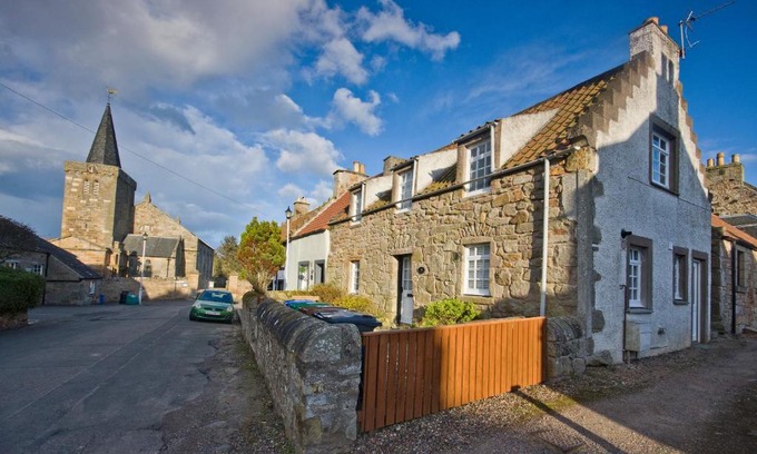 Kilrenny House | Duck Cottage - Pet-friendly Traditional Rural Home