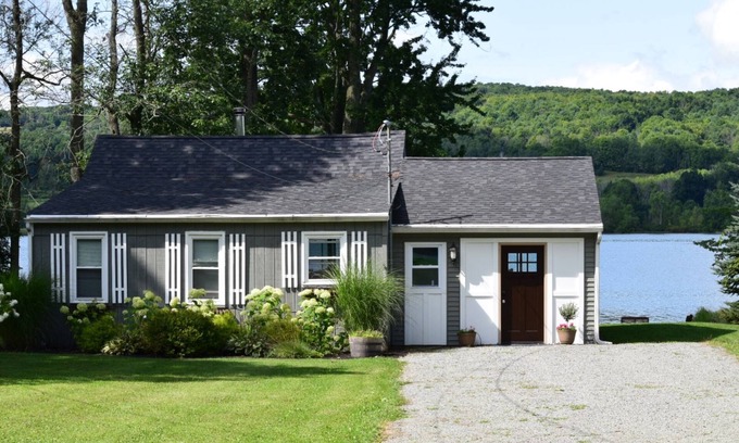 Dundee House | Duckingham Cottage: relaxing lakefront cottage on Waneta Lake with large yard