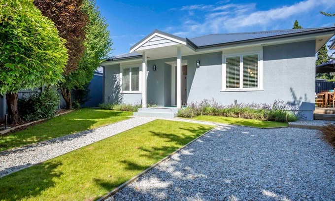 Arrowtown Cottage | Duff's Cottage-fabulous location-comfort +style