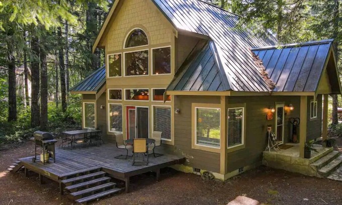 Packwood House | Duke's Chalet Custom Built Oasis in Goat Rocks- pet friendly