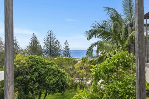 Sunshine Beach House | Duke St Convenience at your doorstep Beach living in the heart of the village close to cafes Ocean glimpse