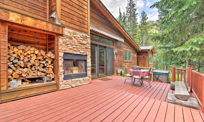 Downieville-Lawson-Dumont Cabin | Dumont Cabin w/Hot Tub - 22 Mi to Ski Slopes!