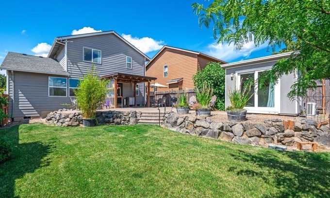 Dundee House | Dundee Hillside Retreat ~ Central Family & Dog Friendly Home!