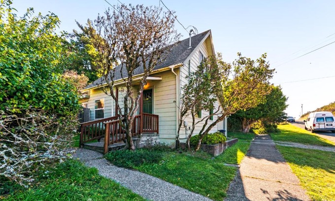 Port Orford House | Dunrovin Vintage Beach Cottage - 1 Bed 1 Bath Vacation home in Port Orford
