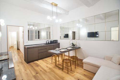 Sant' Ambrogio Apartment | Duomo Central Suite