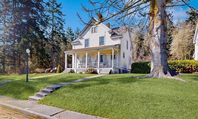 Coupeville House | Duplex home with front porch & Admiralty Bay view, steps to Fort Casey SP