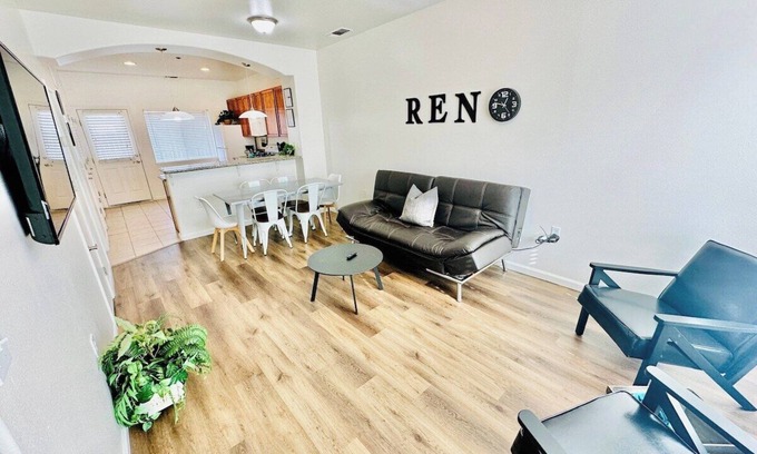 Reno House | Duplex Townhouse/4 Bd & 4 Baths/sleeps14/Unit 8GH