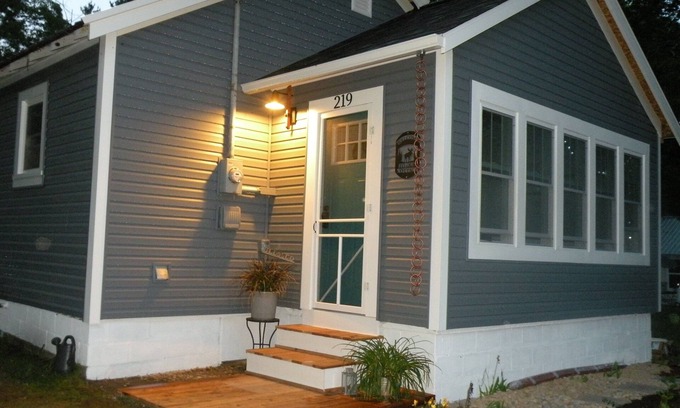 Mackinaw City Cottage | “Dutch Harbor”-Mackinaw City Cottage- walking distance to town and the ferry’s!