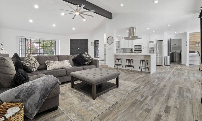 Modesto House | Dutchollow Luxury: Beautiful And Spacious 3/2 home