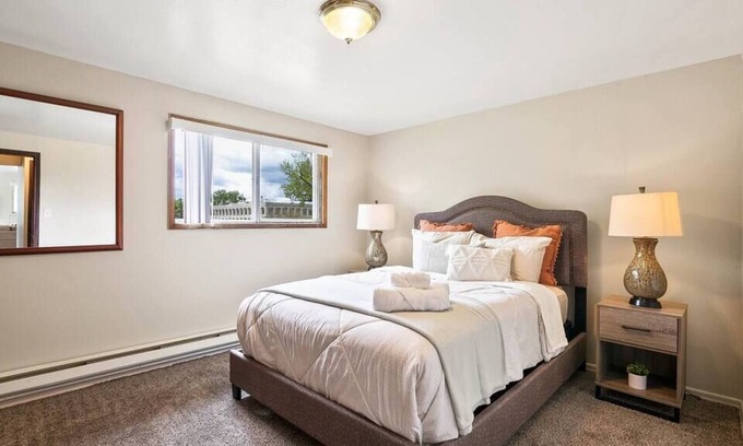 Cliff - Cannon Apartment | Dwntwn / Blocks to Hospitals / Kitchen / WIFI / TV