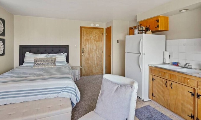 Cliff - Cannon Apartment | Dwntwn / Walk To Hospitals / Kitchen / WIFI & TV