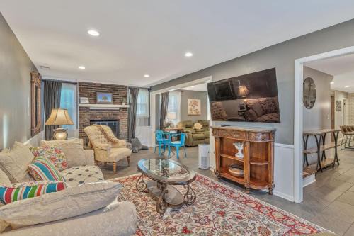 Porter Heights House | E Nash SF Home 5mi from Broadway Chef's Kitchen