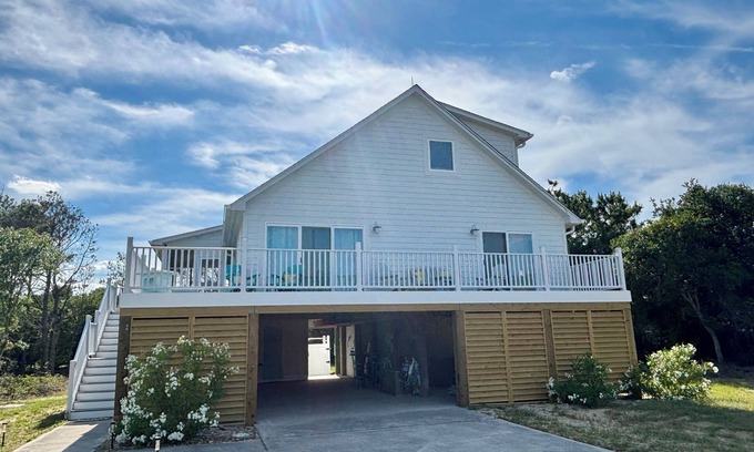 Whalehead Beach House | E-SEA-LIVIN' Oceanside Coastal Cottage in Corolla, 4 min walk to the beach!