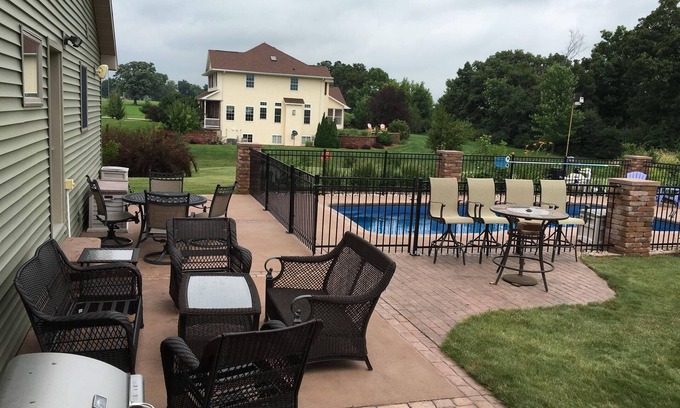 Butte Des Morts House | EAA 5 bedroom rental in quiet location with pool.