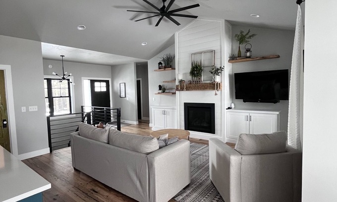Larsen House | EAA Airventure housing! New modern house perfect for groups or families