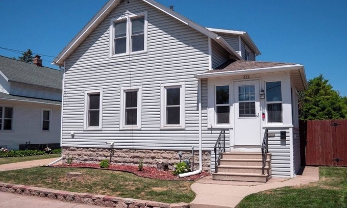 Oshkosh House | EAA Rental, 6 Minutes From EAA Grounds!