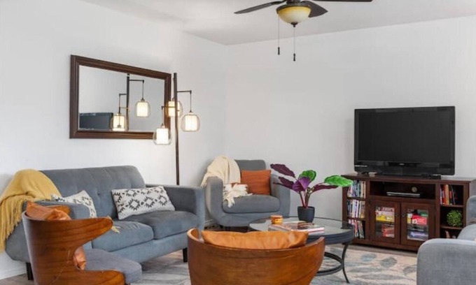 Eagle House | Eagle Charmer Pet friendly near downtown/riverwalk