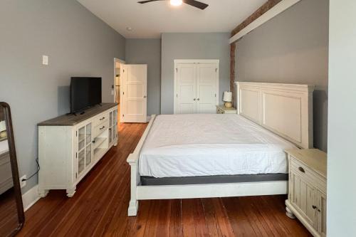 Waynesville Apartment | Eagle Claw Den