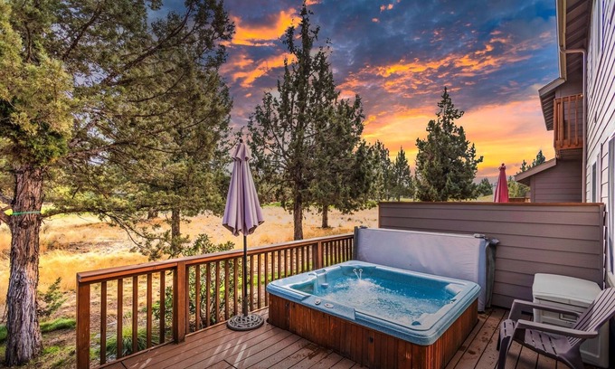 Redmond Condo | Eagle Crest Condo on Golf Course w/HOT TUB, Dogs Welcome!