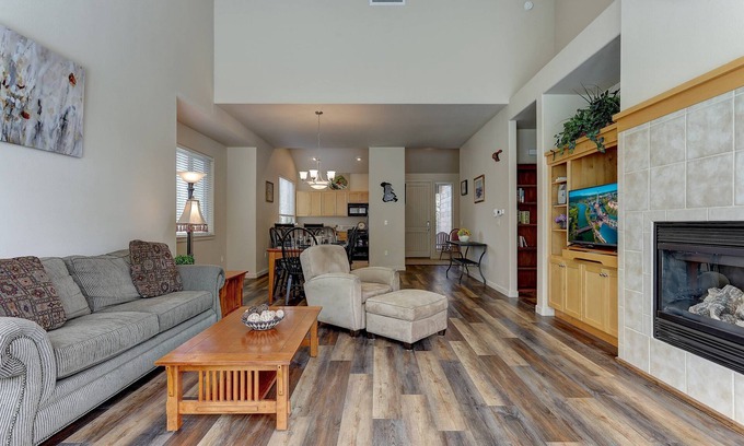 Redmond House | Eagle Crest Resort Townhome, Pool Access, Nearby Golf, Pickleball, Tennis, Large patio, Fireplace