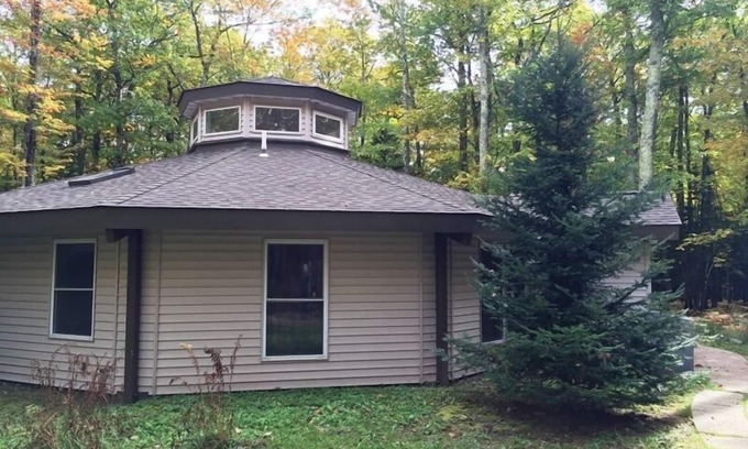 La Pointe House | Eagle Moon - Nonagon Home nestled in the Woods and minutes away from Town