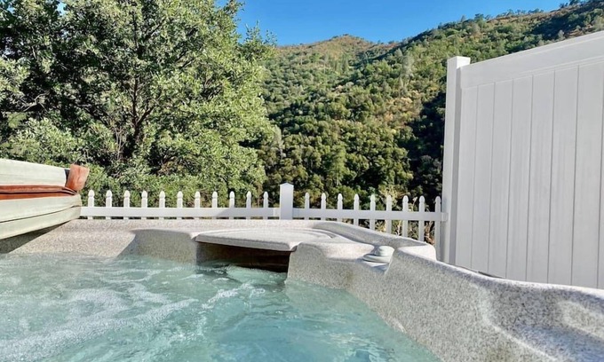Ahwahnee House | Eagle Nest/River Views/Hot Tub/Games/Sleeps 6