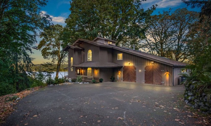 Gig Harbor House | Eagle's Lookout Lodge w/Hot Tub