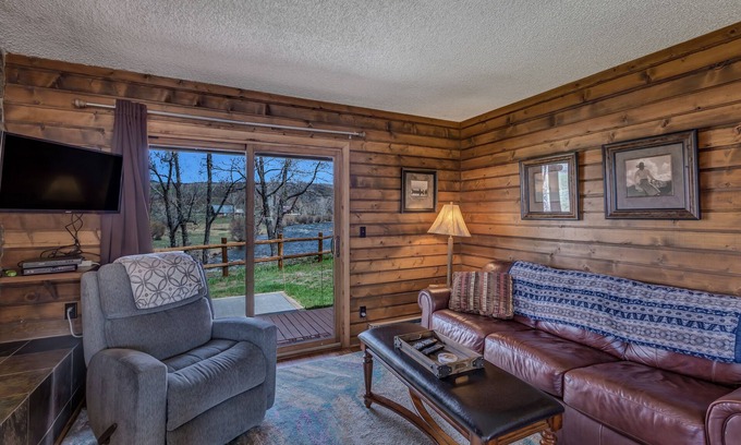 Clark Cabin | Eagle's Nest - 2 bed 2 bath cabin on the Elk River