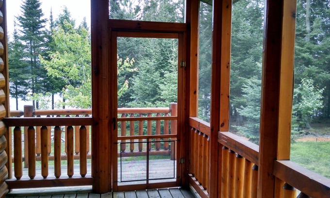 Land O Lakes Ski Chalet | Eagle's Nest luxury lakefront chalet all season lodge. Allows pets!