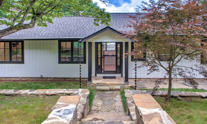 Fairview House | Eagle's View: Where Modern Comfort Meets Mountain Majesty