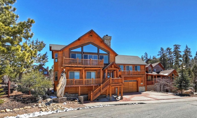 Castle Glen Estates Cabin | Eagle View Lodge by Destination Big Bear: Beautiful Custom-Built Luxury Lakeview Cabin Located in Castle Glen Estates! Spa!Pool Table! Air Conditioning Throughout Home!