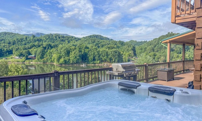 Butler Cabin | Eagles Peak-Dock Access & Boat Slip, Amazing View, King Beds, Luxury Hot Tub