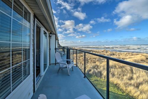 Ocean Shores Apartment | Eagles View Condo in Ocean Shores with 3 Balconies