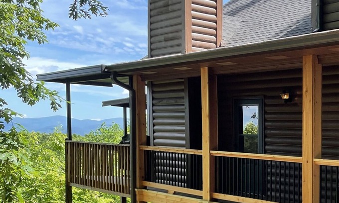 Helen Cabin | Eagles View- Mount Yonah Cabin, Stunning Mtn Views, Pool Table and Fireplace