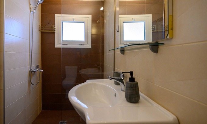 Kalamata Apartment | Earth house remodeled in a traditional area close to the main square of kalamata