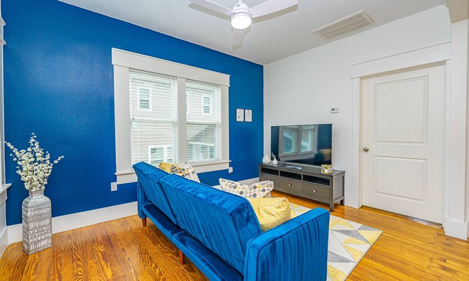 South Central Houston House | East Downtown Private Restored Historic Apartment