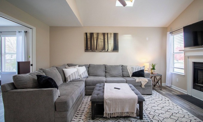 Buechel House | East End Charmer 4-bedroom, Pet Friendly!