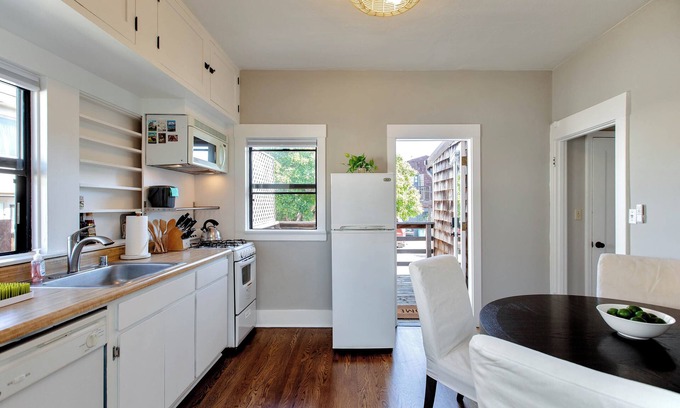 East End Apartment | East End Craftsman Studio Apt